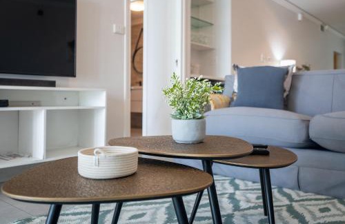 Shaka's Rock Apartment | 3 Skiathos- Stylish apartment with Breaker Views(no loadshedding)