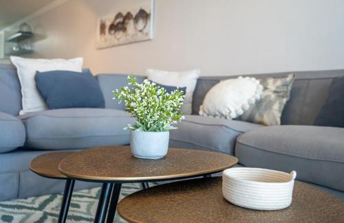 Shaka's Rock Apartment | 3 Skiathos- Stylish apartment with Breaker Views(no loadshedding)