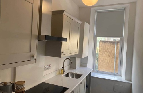 Paisley Apartment | 3 Smithhills Paisley central spacious sleeps 4