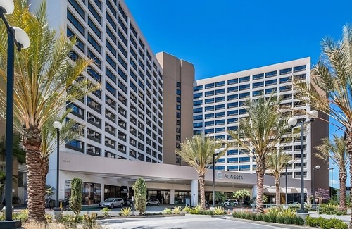 Los Angeles House | 3 Spacious Two Doubles: Unwind After Exploring Los Angeles, Airport Shuttle