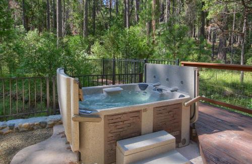 North Wawona House | 3 Springs Hideout - Family cabin with hot tub in Yosemite