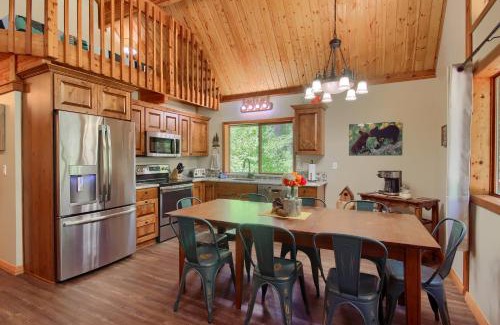 North Wawona House | 3 Springs Hideout - Family cabin with hot tub in Yosemite