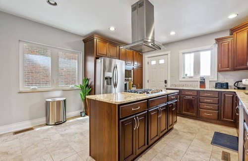 Shadyside Apartment | 3 Story home w/10 beds & Free off-street parking