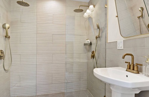 Ampere House | 3-Story Modern Comfort w/ Parking | 17 min EWR