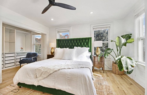 Ampere House | 3-Story Modern Comfort w/ Parking | 17 min EWR