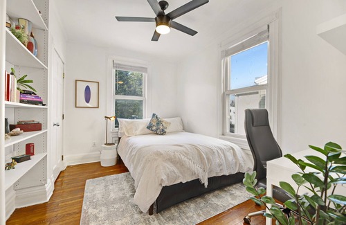 Ampere House | 3-Story Modern Comfort w/ Parking | 17 min EWR