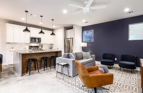 Chestnut House | 3 Story Retreat - Minutes to Airport, Downtown!