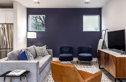 Chestnut House | 3 Story Retreat - Minutes to Airport, Downtown!