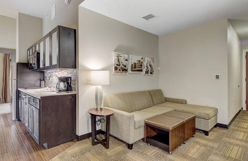 Downtown Baltimore Hotel | 3 Suites with Kitchen in Historical Building Near Baltimore Convention Center