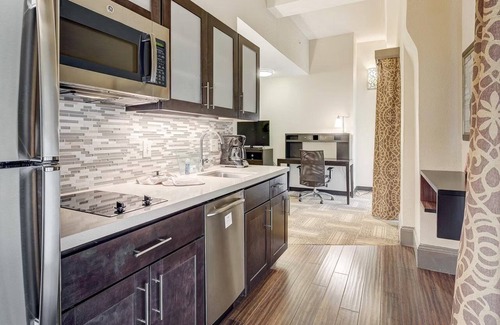 Downtown Baltimore Hotel | 3 Suites with Kitchen in Historical Building Near Baltimore Convention Center