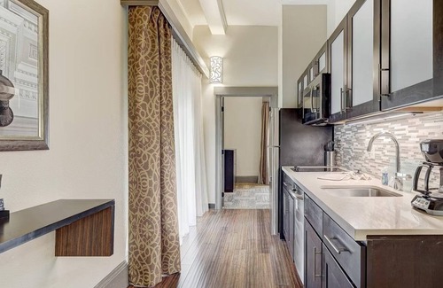 Downtown Baltimore Hotel | 3 Suites with Kitchen in Historical Building Near Baltimore Convention Center