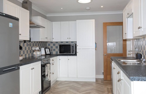Llanfaelog Cottage | 3 TAI NEWYDD, with a garden in Rhosneigr