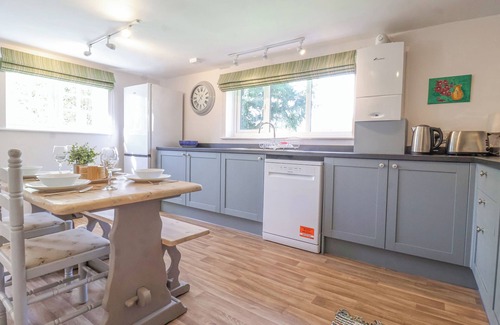 Saxmundham Cottage | 3 THE ALMSHOUSE, pet friendly, with a garden in Peasenhall
