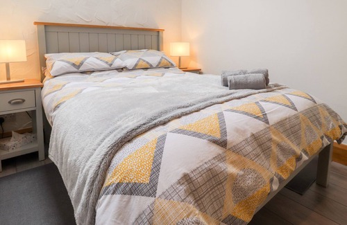 Haverfordwest House | 3 THE BARN, romantic, character holiday cottage in Broad Haven