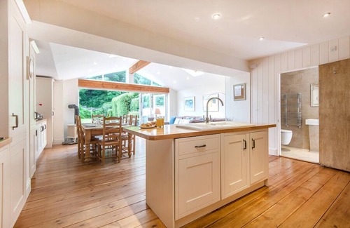 Saundersfoot Cottage | 3 The Glen, holiday property Saundersfoot, Sleeps 8, 4 bedrooms, bathrooms