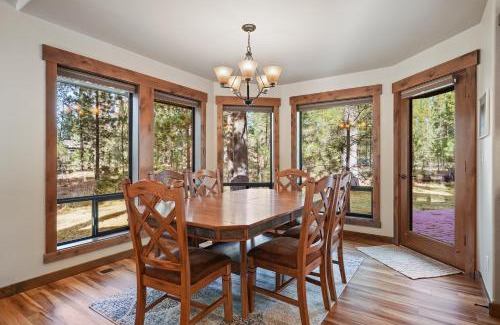 Sunriver House | 3 Tumalo with Wood Burning Fireplace