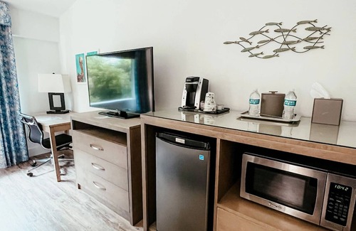 Key Largo Hotel | 3 Units Breathtaking Views, Pet Friendly, Private Beach Access & Ideal Location