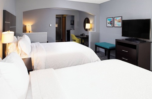 Glenwood Springs Hotel | 3 Units | Cozy Escape Close to Hot Springs & Outdoor Fun | Pool & Free Breakfast