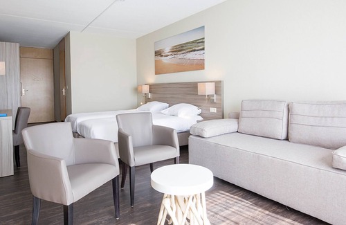 Callantsoog Hotel | 3 Units Escape | Pet-Friendly Getaway by the Waves | Beach, golf & Sandy Shores