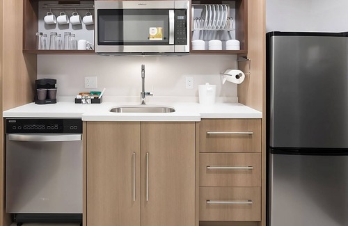 Airport North Hotel | 3 Units | Modern Suite w/Kitchenette| Pool & Gym Near MCO