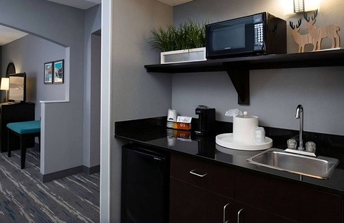 Glenwood Springs Hotel | 3 Units | Relaxing Mountain Stay near Hot Springs & Adventure Trails | Pool