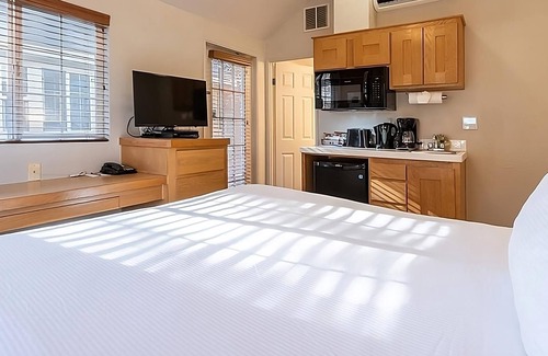 Napa Hotel | 3 Units Studios | Kitchen, Pool & Free Parking | Near Downtown Napa