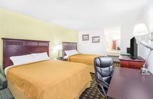 Lookout Valley Neighborhood Association Hotel | 3 Units with Pool Access, Parking, Pets Allowed! Close to Rock City