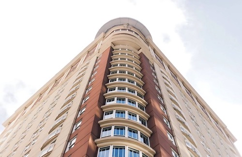 Downtown San Diego Hotel | 3 Urban Elegance: Contemporary Retreat near Little Italy & Gaslamp Quarter
