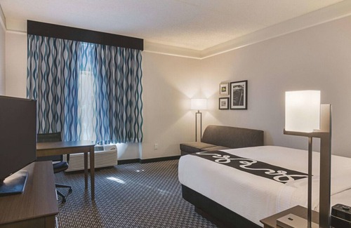 Orlando House | 3 x King Bed Exec. Room, Pool View at La Quinta Inn by Wyndham Orlando UCF