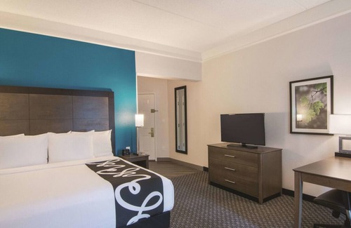 Orlando House | 3 x King Bed Exec. Room, Pool View at La Quinta Inn by Wyndham Orlando UCF