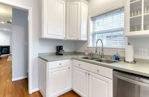 Chic's Beach House | 30+ day - Chics Beach Area, Short Walk to Beach!