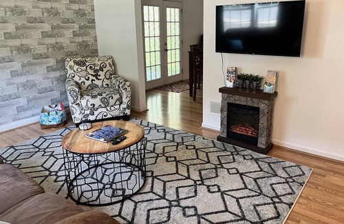 North Downtown House | 30+ day rental~Prime Location- 2 miles to Cville Downtown Mall, 1 mile to UVA!