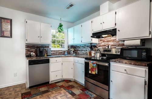 North Downtown House | 30+ day rental~Prime Location- 2 miles to Cville Downtown Mall, 1 mile to UVA!