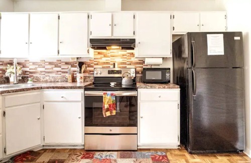 North Downtown House | 30+ day rental~Prime Location- 2 miles to Cville Downtown Mall, 1 mile to UVA!
