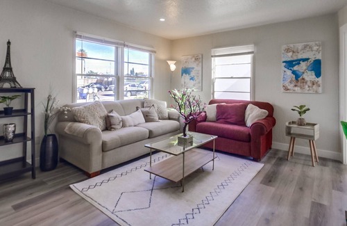 Otay House | (30 days minimum) Lovely 3-Bedroom Home with 3 Queen Beds + Free Wi-Fi + Parking