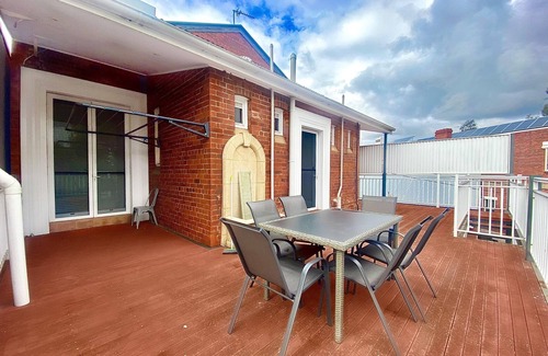 Wagga Wagga House | 30 Fitzmaurice St · Waterviews | Hidden Gem in CBD - Sleeps 10