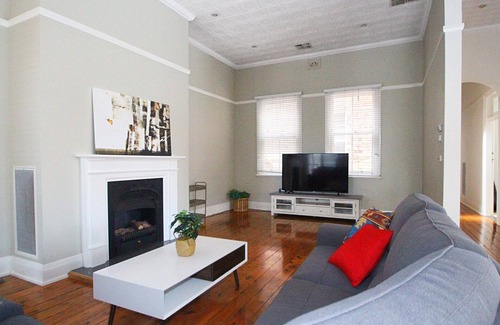 Wagga Wagga House | 30 Fitzmaurice St · Waterviews | Hidden Gem in CBD - Sleeps 10