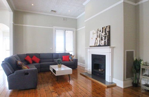 Wagga Wagga House | 30 Fitzmaurice St · Waterviews | Hidden Gem in CBD - Sleeps 10