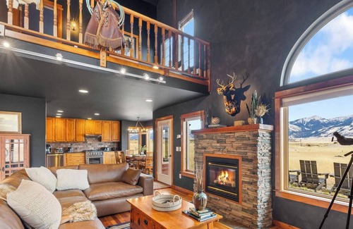 Emigrant House | 30 Miles to Yellowstone Game Room Hot Tub A/C Outdoor Fire Stove