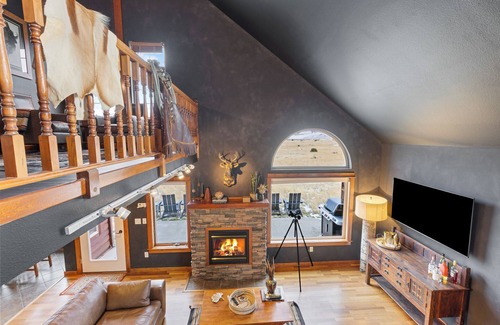 Emigrant House | 30 Miles to Yellowstone Game Room Hot Tub A/C Outdoor Fire Stove