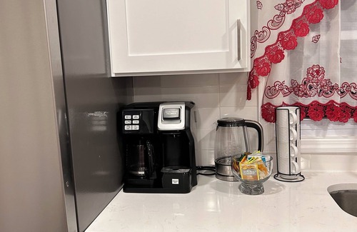 Irvington House | 30 minutes from Newark airport. Cozy Multi Level family Home, Level A