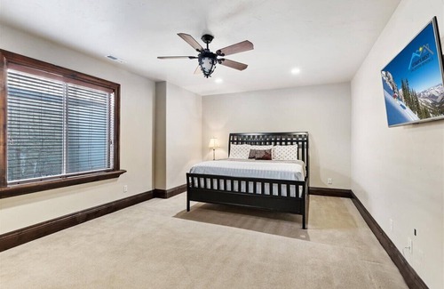 Olympus Cove House | *30 night min* Luxury Mansion * Hot Tub * Views * Theater * Game Room
