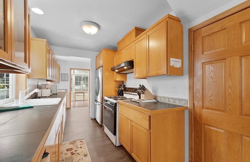 Ocean Park House | 30 NIGHT MINIMUM, near beach, Pets, yard w/play set (AllInn)