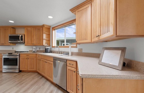 Ocean Park House | 30 NIGHT MINIMUM, ocean front, remodeled, Dogs OK (Blue)