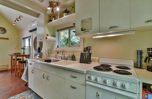 Historic Montford Cottage | 30+ Night Stays at A Relaxing Oasis on the edge of Downtown Asheville