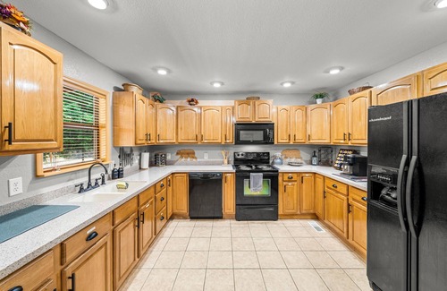 Cosby Cabin | 30%OFF Mountain Cabin - 2 King Beds, Hot Tub, Game Room, Mini Golf, EV Charger