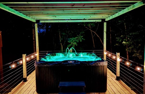 Cosby Cabin | 30%OFF Mountain Cabin - 2 King Beds, Hot Tub, Game Room, Mini Golf, EV Charger