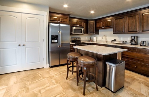 Ogden House | 30% OFF SPECIAL! Skiers Dream, Newly Built, BBQ, Patio, Views, Dedicated Hot Tub