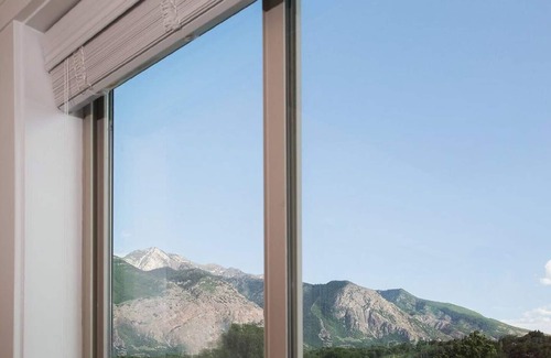 Ogden House | 30% OFF SPECIAL! Skiers Dream, Newly Built, BBQ, Patio, Views, Dedicated Hot Tub