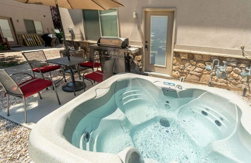 Ogden House | 30% OFF SPECIAL! Skiers Dream, Newly Built, BBQ, Patio, Views, Dedicated Hot Tub
